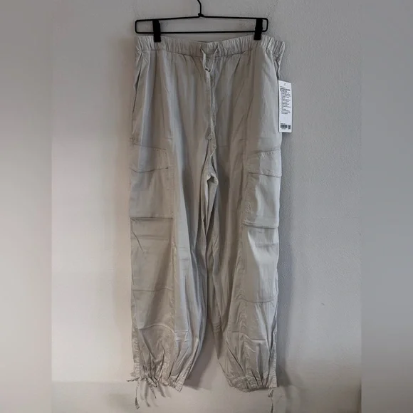 NWT Lululemon Lightweight Adjustable MR Cargo Pant L Bone
